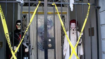 Nicolas Cage decorates the entryway of the LaLaurie House for Halloween 2009