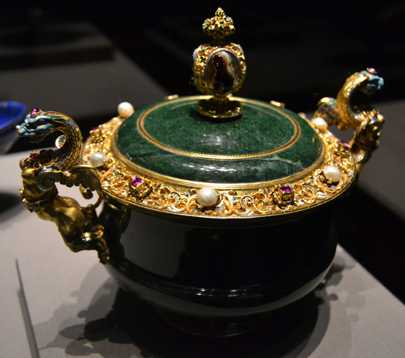 Bowl by Gasparo Miseroni, Milan, c. 1565/70. Prase, gold, enamel, rubies, emeralds, pearls, onyx cameos.