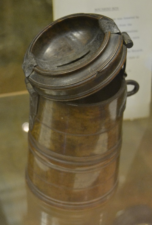 For a time there was a debtor's prison nearby, and prisoners would lower this mug to passeersby in order to beg.