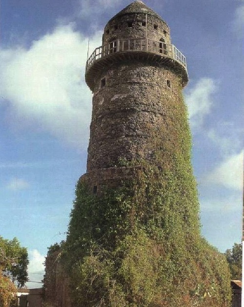 The Almnara Tower in Mogadishu was a fortified lighthouse built in the 15th century. Several large lighthouses dotted the Somali coastline.