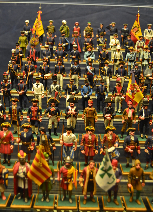 These model soldiers show the uniforms of the Spanish navy through the ages.