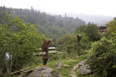 Norbu points to where he saw the yeti’s lair