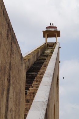 https://commons.wikimedia.org/wiki/File:Jantar_Mantar_-_Laghu_samrat_yantra.JPG