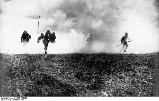 Bundesarchiv_Bild_183-R05923,_Flandern,_deutsche_Soldaten_in_Gasangriff