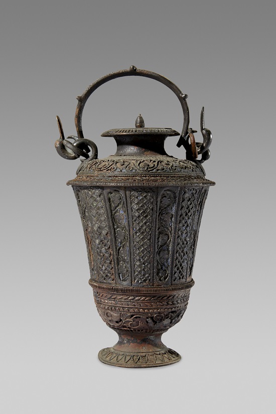 23. Perfume jar. Lent by Museo archeologico regionale di Camarina -® Ashmolean Museum, University of Oxford