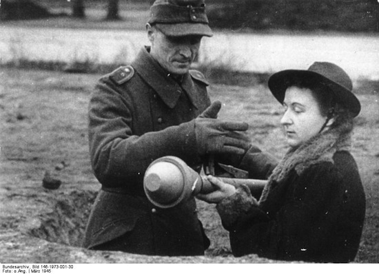 Volkssturm, Frau mit Panzerfaust