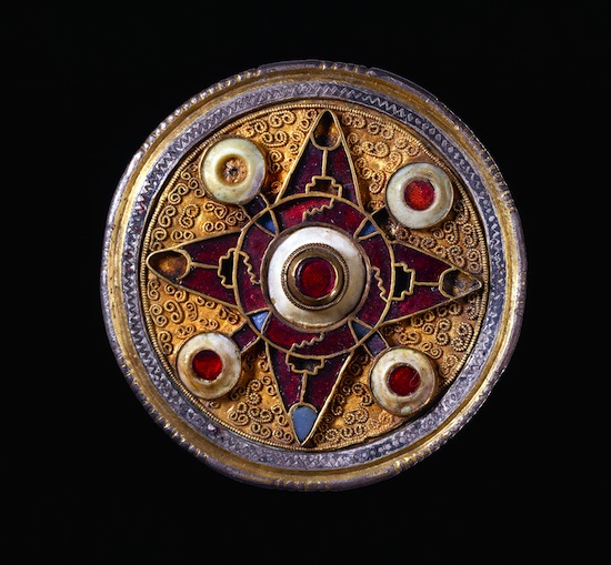 broche-de-wingham-575-625-inglaterra-plata-dorada-granates-vidrio-azul-concha-c-the-trustees-of-the-british-museum-201