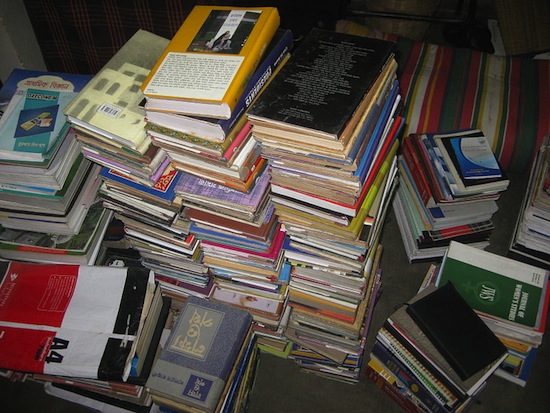 Disorganized_books_piling_one_another