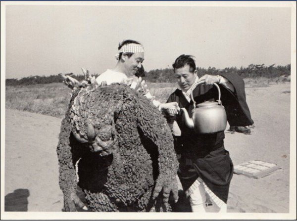 Haruo-nakajima-as-godzilla-with-tea